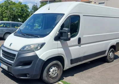 Peugeot Boxer L2H2 furgon bal előlről. Fehér.