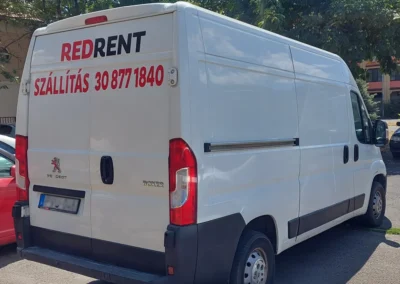 Peugeot Boxer L2H2 furgon jobb hátulról. Fehér.