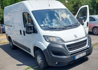 Peugeot Boxer L2H2 furgon jobb előlről. Fehér.