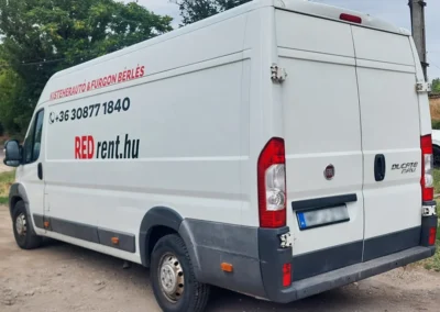 Fiat Ducato L4H2 furgon bal hátulról. Fehér.