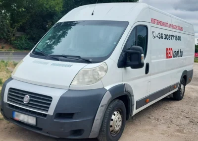 Fiat Ducato L4H2 furgon bal előlről. Fehér.