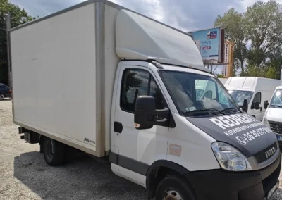 Iveco Daily dobozos - hátfalas kisteherautó jobb elölről fotózva.