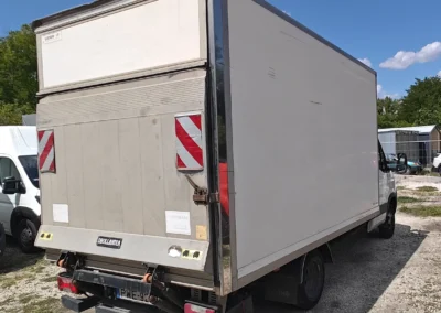 Iveco Daily dobozos - hátfalas kisteherautó jobb hátulról fotózva.