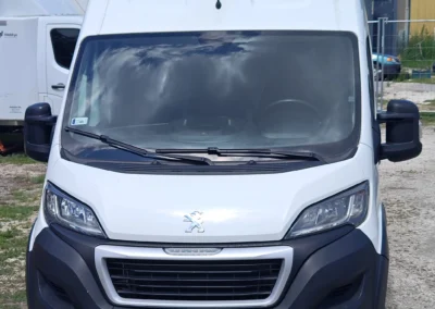 Peugeot Boxer L4H3 furgon elölről. Fehér.