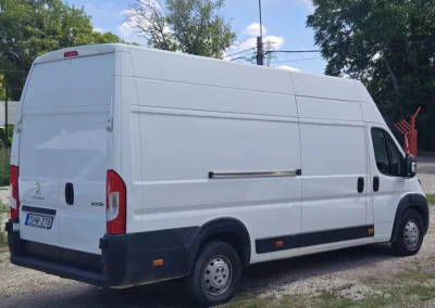 Peugeot Boxer L4H3 furgon jobb hátulról. Fehér.
