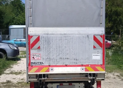 Renault Master ponyvás - hátfalas kisteherautó hátulról fotózva.