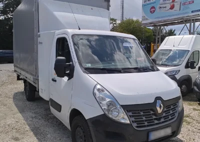 Renault Master ponyvás - hátfalas kisteherautó jobb elölről fotózva.