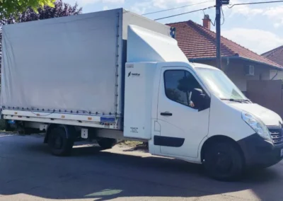 Renault Master ponyvás - hátfalas kisteherautó jobb elölről fotózva.