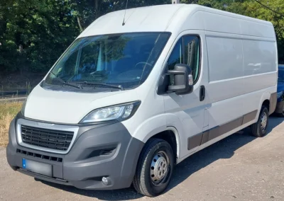 Peugeot Boxer L4H3 furgon bal előlről. Fehér.