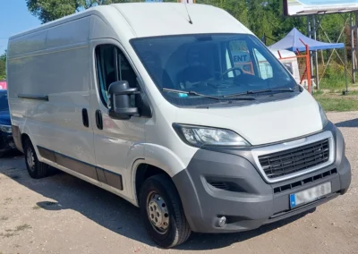 Peugeot Boxer L3H2 furgon jobb előlről. Fehér.