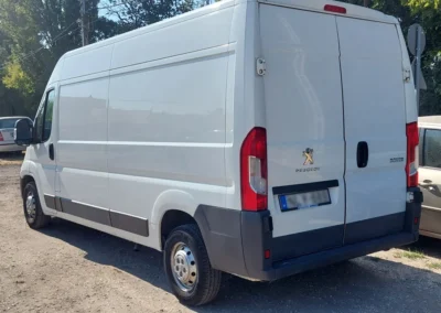 Peugeot Boxer L4H3 furgon bal hátulról. Fehér.
