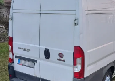 Fiat Ducato Maxi L4H3 furgon hátulja. Fehér, vonóhorgos.