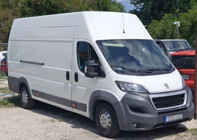 Peugeot Boxer L4H3 furgon jobb előlről. Fehér.